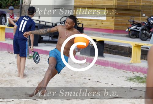 Curacao, 27 December 2015
Jean Paul Boetius (FC Basel) samen met Kenny Tete (Ajax), Terence Kongolo (Feyenoord), Rodney Kongolo (Manchester City) en Jody Lukoki (SC Cambuur) op het strand aan het voetballen