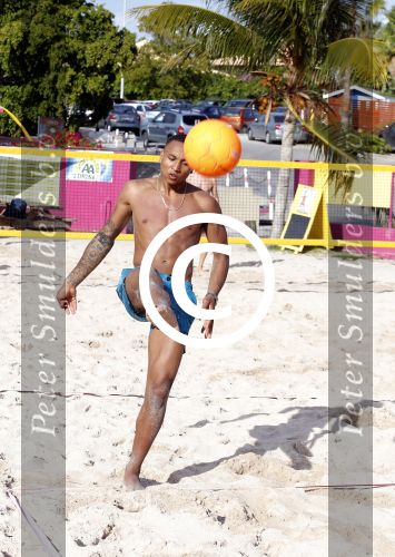 Curacao, 27 December 2015
Jean Paul Boetius (FC Basel) samen met Kenny Tete (Ajax), Terence Kongolo (Feyenoord), Rodney Kongolo (Manchester City) en Jody Lukoki (SC Cambuur) op het strand aan het voetballen