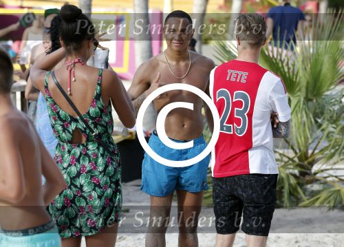 Curacao, 27 December 2015
Jean Paul Boetius (FC Basel) samen met Kenny Tete (Ajax), Terence Kongolo (Feyenoord), Rodney Kongolo (Manchester City) en Jody Lukoki (SC Cambuur) op het strand aan het voetballen