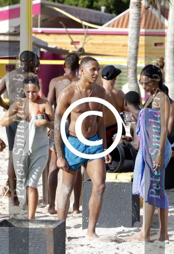Curacao, 27 December 2015
Jean Paul Boetius (FC Basel) samen met Kenny Tete (Ajax), Terence Kongolo (Feyenoord), Rodney Kongolo (Manchester City) en Jody Lukoki (SC Cambuur) op het strand aan het voetballen
