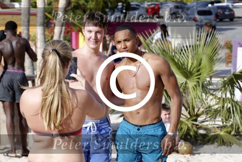 Curacao, 27 December 2015
Jean Paul Boetius (FC Basel) samen met Kenny Tete (Ajax), Terence Kongolo (Feyenoord), Rodney Kongolo (Manchester City) en Jody Lukoki (SC Cambuur) op het strand aan het voetballen
