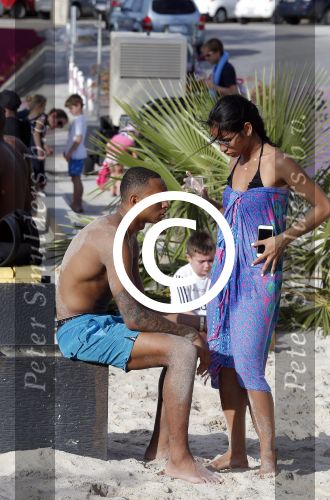Curacao, 27 December 2015
Jean Paul Boetius (FC Basel) samen met Kenny Tete (Ajax), Terence Kongolo (Feyenoord), Rodney Kongolo (Manchester City) en Jody Lukoki (SC Cambuur) op het strand aan het voetballen