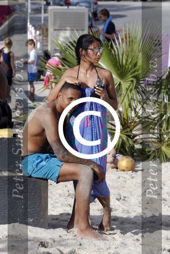 Curacao, 27 December 2015
Jean Paul Boetius (FC Basel) samen met Kenny Tete (Ajax), Terence Kongolo (Feyenoord), Rodney Kongolo (Manchester City) en Jody Lukoki (SC Cambuur) op het strand aan het voetballen