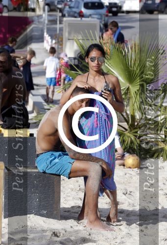 Curacao, 27 December 2015
Jean Paul Boetius (FC Basel) samen met Kenny Tete (Ajax), Terence Kongolo (Feyenoord), Rodney Kongolo (Manchester City) en Jody Lukoki (SC Cambuur) op het strand aan het voetballen