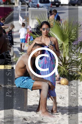 Curacao, 27 December 2015
Jean Paul Boetius (FC Basel) samen met Kenny Tete (Ajax), Terence Kongolo (Feyenoord), Rodney Kongolo (Manchester City) en Jody Lukoki (SC Cambuur) op het strand aan het voetballen