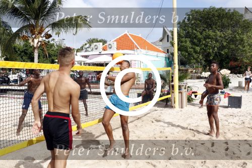 Curacao, 27 December 2015
Jean Paul Boetius (FC Basel) samen met Kenny Tete (Ajax), Terence Kongolo (Feyenoord), Rodney Kongolo (Manchester City) en Jody Lukoki (SC Cambuur) op het strand aan het voetballen