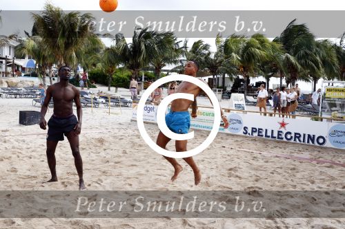 Curacao, 27 December 2015
Jean Paul Boetius (FC Basel) samen met Kenny Tete (Ajax), Terence Kongolo (Feyenoord), Rodney Kongolo (Manchester City) en Jody Lukoki (SC Cambuur) op het strand aan het voetballen