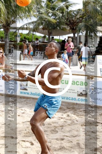Curacao, 27 December 2015
Jean Paul Boetius (FC Basel) samen met Kenny Tete (Ajax), Terence Kongolo (Feyenoord), Rodney Kongolo (Manchester City) en Jody Lukoki (SC Cambuur) op het strand aan het voetballen
