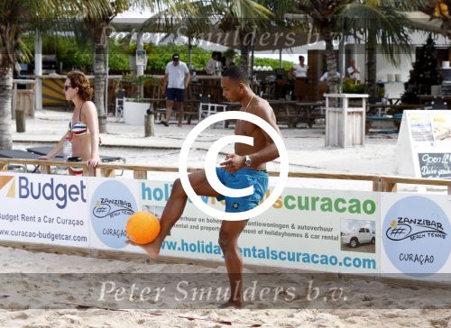 Curacao, 27 December 2015
Jean Paul Boetius (FC Basel) samen met Kenny Tete (Ajax), Terence Kongolo (Feyenoord), Rodney Kongolo (Manchester City) en Jody Lukoki (SC Cambuur) op het strand aan het voetballen