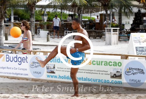 Curacao, 27 December 2015
Jean Paul Boetius (FC Basel) samen met Kenny Tete (Ajax), Terence Kongolo (Feyenoord), Rodney Kongolo (Manchester City) en Jody Lukoki (SC Cambuur) op het strand aan het voetballen