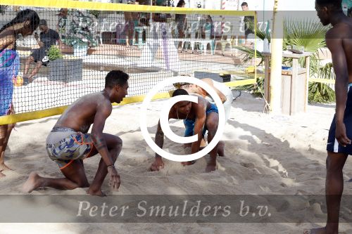 Curacao, 27 December 2015
Jean Paul Boetius (FC Basel) samen met Kenny Tete (Ajax), Terence Kongolo (Feyenoord), Rodney Kongolo (Manchester City) en Jody Lukoki (SC Cambuur) op het strand aan het voetballen