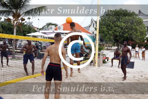 Curacao, 27 December 2015
Jean Paul Boetius (FC Basel) samen met Kenny Tete (Ajax), Terence Kongolo (Feyenoord), Rodney Kongolo (Manchester City) en Jody Lukoki (SC Cambuur) op het strand aan het voetballen