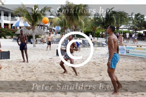 Curacao, 27 December 2015
Jean Paul Boetius (FC Basel) samen met Kenny Tete (Ajax), Terence Kongolo (Feyenoord), Rodney Kongolo (Manchester City) en Jody Lukoki (SC Cambuur) op het strand aan het voetballen