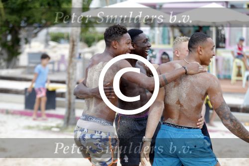 Curacao, 27 December 2015
Jean Paul Boetius (FC Basel) samen met Kenny Tete (Ajax), Terence Kongolo (Feyenoord), Rodney Kongolo (Manchester City) en Jody Lukoki (SC Cambuur) op het strand aan het voetballen