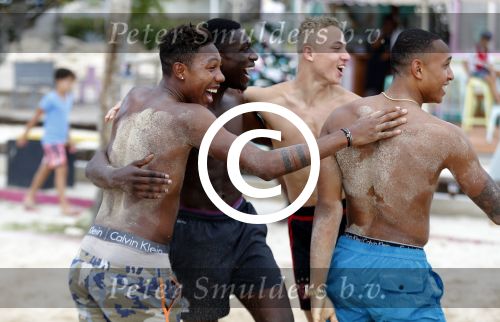 Curacao, 27 December 2015
Jean Paul Boetius (FC Basel) samen met Kenny Tete (Ajax), Terence Kongolo (Feyenoord), Rodney Kongolo (Manchester City) en Jody Lukoki (SC Cambuur) op het strand aan het voetballen