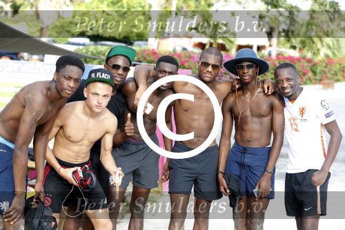 Curacao, 27 December 2015
Jean Paul Boetius (FC Basel) samen met Kenny Tete (Ajax), Terence Kongolo (Feyenoord), Rodney Kongolo (Manchester City) en Jody Lukoki (SC Cambuur) op het strand aan het voetballen
