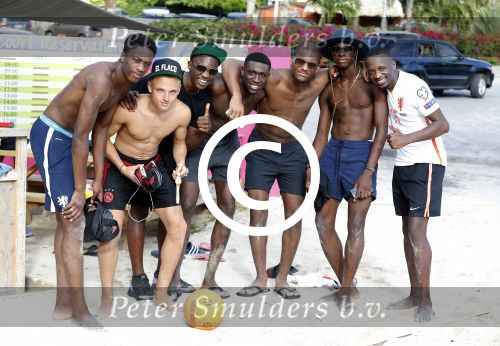 Curacao, 27 December 2015
Jean Paul Boetius (FC Basel) samen met Kenny Tete (Ajax), Terence Kongolo (Feyenoord), Rodney Kongolo (Manchester City) en Jody Lukoki (SC Cambuur) op het strand aan het voetballen