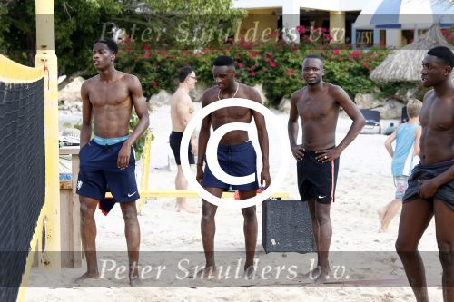 Curacao, 27 December 2015
Jean Paul Boetius (FC Basel) samen met Kenny Tete (Ajax), Terence Kongolo (Feyenoord), Rodney Kongolo (Manchester City) en Jody Lukoki (SC Cambuur) op het strand aan het voetballen