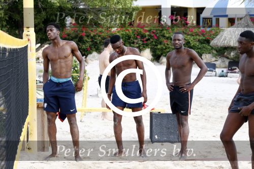 Curacao, 27 December 2015
Jean Paul Boetius (FC Basel) samen met Kenny Tete (Ajax), Terence Kongolo (Feyenoord), Rodney Kongolo (Manchester City) en Jody Lukoki (SC Cambuur) op het strand aan het voetballen