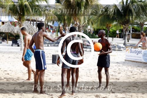 Curacao, 27 December 2015
Jean Paul Boetius (FC Basel) samen met Kenny Tete (Ajax), Terence Kongolo (Feyenoord), Rodney Kongolo (Manchester City) en Jody Lukoki (SC Cambuur) op het strand aan het voetballen
