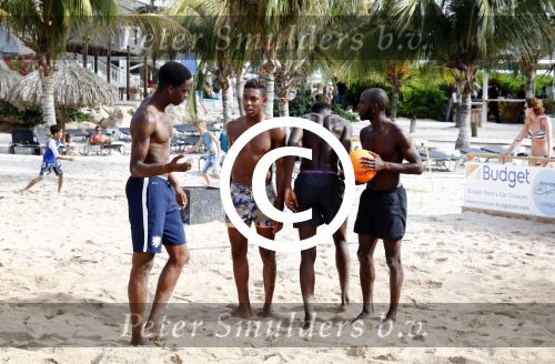 Curacao, 27 December 2015
Jean Paul Boetius (FC Basel) samen met Kenny Tete (Ajax), Terence Kongolo (Feyenoord), Rodney Kongolo (Manchester City) en Jody Lukoki (SC Cambuur) op het strand aan het voetballen