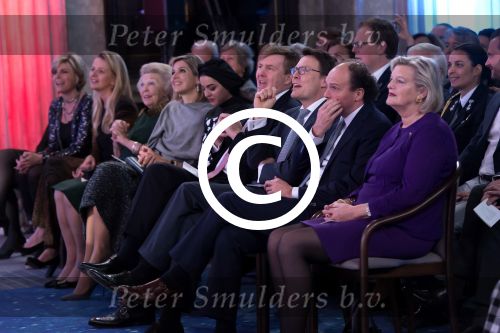 Koninklijke Familie bij uitreiking Prins Claus Prijs 2015 in het Koninklijk Paleis op de Dam. De Prins Claus Prijzen worden door het Prins Claus Fonds voor Cultuur en Ontwikkeling sinds 1997 jaarlijks toegekend aan kunstenaars, denkers en culturele organisaties. 

Royal Family at ceremony Prince Claus Award in 2015 at the Royal Palace on Dam Square. The Prince Claus Awards are presented by the Prince Claus Fund for Culture and Development since 1997 awarded annually to artists, thinkers and cultural organizations.

OP de foto / On the photo:  Prinses Beatrix  , Prinses Mabel ,  Prins Constantijn en Prinses Laurentien , Koning Willem-Alexander en Koningin Maxima met de Iraanse fotografe Newsha Tavakolian