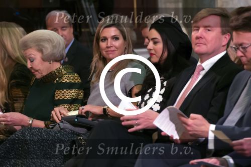 Koninklijke Familie bij uitreiking Prins Claus Prijs 2015 in het Koninklijk Paleis op de Dam. De Prins Claus Prijzen worden door het Prins Claus Fonds voor Cultuur en Ontwikkeling sinds 1997 jaarlijks toegekend aan kunstenaars, denkers en culturele organisaties. 

Royal Family at ceremony Prince Claus Award in 2015 at the Royal Palace on Dam Square. The Prince Claus Awards are presented by the Prince Claus Fund for Culture and Development since 1997 awarded annually to artists, thinkers and cultural organizations.

OP de foto / On the photo:  Prinses Beatrix  , Prinses Mabel ,  Prins Constantijn en Prinses Laurentien , Koning Willem-Alexander en Koningin Maxima met de Iraanse fotografe Newsha Tavakolian