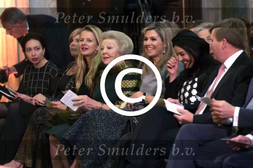 Koninklijke Familie bij uitreiking Prins Claus Prijs 2015 in het Koninklijk Paleis op de Dam. De Prins Claus Prijzen worden door het Prins Claus Fonds voor Cultuur en Ontwikkeling sinds 1997 jaarlijks toegekend aan kunstenaars, denkers en culturele organisaties. 

Royal Family at ceremony Prince Claus Award in 2015 at the Royal Palace on Dam Square. The Prince Claus Awards are presented by the Prince Claus Fund for Culture and Development since 1997 awarded annually to artists, thinkers and cultural organizations.

OP de foto / On the photo:  Prinses Beatrix  , Prinses Mabel ,  Prins Constantijn en Prinses Laurentien , Koning Willem-Alexander en Koningin Maxima met de Iraanse fotografe Newsha Tavakolian