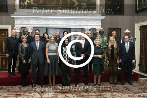 Koninklijke Familie bij uitreiking Prins Claus Prijs 2015 in het Koninklijk Paleis op de Dam. De Prins Claus Prijzen worden door het Prins Claus Fonds voor Cultuur en Ontwikkeling sinds 1997 jaarlijks toegekend aan kunstenaars, denkers en culturele organisaties. 

Royal Family at ceremony Prince Claus Award in 2015 at the Royal Palace on Dam Square. The Prince Claus Awards are presented by the Prince Claus Fund for Culture and Development since 1997 awarded annually to artists, thinkers and cultural organizations.

OP de foto / On the photo:  Prinses Beatrix  , Prinses Mabel ,  Prins Constantijn en Prinses Laurentien , Koning Willem-Alexander en Koningin Maxima met de Iraanse fotografe Newsha Tavakolian en Laureaten