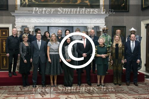 Koninklijke Familie bij uitreiking Prins Claus Prijs 2015 in het Koninklijk Paleis op de Dam. De Prins Claus Prijzen worden door het Prins Claus Fonds voor Cultuur en Ontwikkeling sinds 1997 jaarlijks toegekend aan kunstenaars, denkers en culturele organisaties. 

Royal Family at ceremony Prince Claus Award in 2015 at the Royal Palace on Dam Square. The Prince Claus Awards are presented by the Prince Claus Fund for Culture and Development since 1997 awarded annually to artists, thinkers and cultural organizations.

OP de foto / On the photo:  Prinses Beatrix  , Prinses Mabel ,  Prins Constantijn en Prinses Laurentien , Koning Willem-Alexander en Koningin Maxima met de Iraanse fotografe Newsha Tavakolian en Laureaten