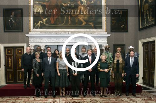 Koninklijke Familie bij uitreiking Prins Claus Prijs 2015 in het Koninklijk Paleis op de Dam. De Prins Claus Prijzen worden door het Prins Claus Fonds voor Cultuur en Ontwikkeling sinds 1997 jaarlijks toegekend aan kunstenaars, denkers en culturele organisaties. 

Royal Family at ceremony Prince Claus Award in 2015 at the Royal Palace on Dam Square. The Prince Claus Awards are presented by the Prince Claus Fund for Culture and Development since 1997 awarded annually to artists, thinkers and cultural organizations.

OP de foto / On the photo:  Prinses Beatrix  , Prinses Mabel ,  Prins Constantijn en Prinses Laurentien , Koning Willem-Alexander en Koningin Maxima met de Iraanse fotografe Newsha Tavakolian en Laureaten