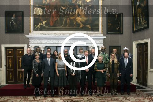 Koninklijke Familie bij uitreiking Prins Claus Prijs 2015 in het Koninklijk Paleis op de Dam. De Prins Claus Prijzen worden door het Prins Claus Fonds voor Cultuur en Ontwikkeling sinds 1997 jaarlijks toegekend aan kunstenaars, denkers en culturele organisaties. 

Royal Family at ceremony Prince Claus Award in 2015 at the Royal Palace on Dam Square. The Prince Claus Awards are presented by the Prince Claus Fund for Culture and Development since 1997 awarded annually to artists, thinkers and cultural organizations.

OP de foto / On the photo:  Prinses Beatrix  , Prinses Mabel ,  Prins Constantijn en Prinses Laurentien , Koning Willem-Alexander en Koningin Maxima met de Iraanse fotografe Newsha Tavakolian en Laureaten