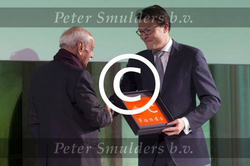 Koninklijke Familie bij uitreiking Prins Claus Prijs 2015 in het Koninklijk Paleis op de Dam. De Prins Claus Prijzen worden door het Prins Claus Fonds voor Cultuur en Ontwikkeling sinds 1997 jaarlijks toegekend aan kunstenaars, denkers en culturele organisaties. 

Royal Family at ceremony Prince Claus Award in 2015 at the Royal Palace on Dam Square. The Prince Claus Awards are presented by the Prince Claus Fund for Culture and Development since 1997 awarded annually to artists, thinkers and cultural organizations.

OP de foto / On the photo:  Latif Al-Ani (Irak, 1932), fotograaf