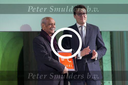 Koninklijke Familie bij uitreiking Prins Claus Prijs 2015 in het Koninklijk Paleis op de Dam. De Prins Claus Prijzen worden door het Prins Claus Fonds voor Cultuur en Ontwikkeling sinds 1997 jaarlijks toegekend aan kunstenaars, denkers en culturele organisaties. 

Royal Family at ceremony Prince Claus Award in 2015 at the Royal Palace on Dam Square. The Prince Claus Awards are presented by the Prince Claus Fund for Culture and Development since 1997 awarded annually to artists, thinkers and cultural organizations.

OP de foto / On the photo:  Latif Al-Ani (Irak, 1932), fotograaf