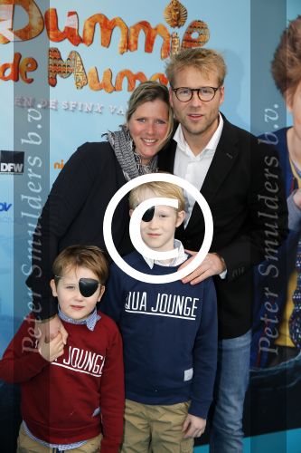 Amsterdam 6 december 2015
Premiere Dummie de Mummie in theater Amsterdam.
Leo Alkemade met vrouw en kinderen