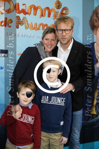 Amsterdam 6 december 2015
Premiere Dummie de Mummie in theater Amsterdam.
Leo Alkemade met vrouw en kinderen