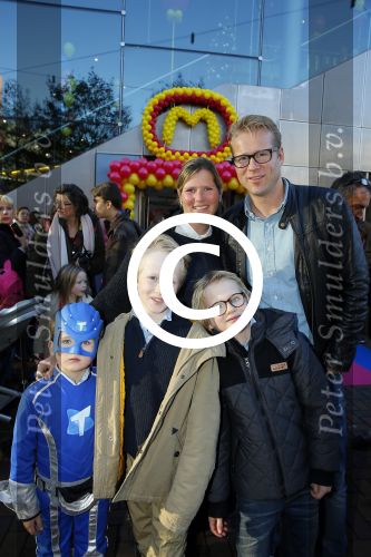 Amsterdam 9 decmber 2015
Premiere Mega Mindy met oa Jim Bakkum en Frou Souffriau in pathe arena.
Leo Alkemade met vrouw en kinderen