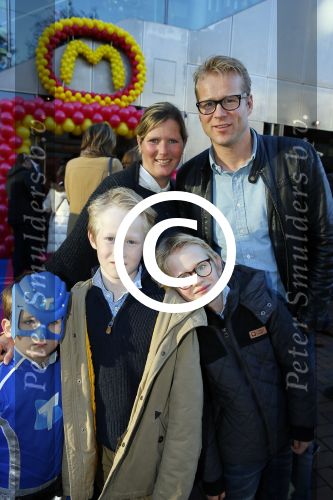 Amsterdam 9 decmber 2015
Premiere Mega Mindy met oa Jim Bakkum en Frou Souffriau in pathe arena.
Leo Alkemade met vrouw en kinderen