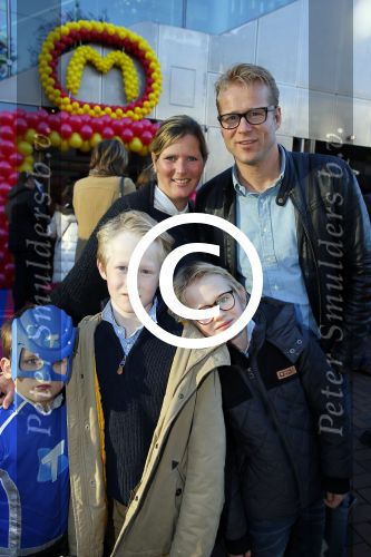 Amsterdam 9 decmber 2015
Premiere Mega Mindy met oa Jim Bakkum en Frou Souffriau in pathe arena.
Leo Alkemade met vrouw en kinderen
