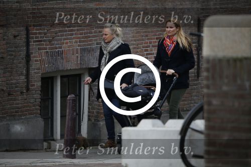 Amsterdam 8 december 2015
Lieke v Lexmond wandelend met zoon Vik en haar moeder op straat in Amsterdam.
