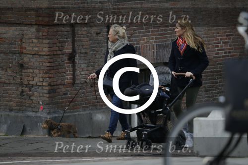 Amsterdam 8 december 2015
Lieke v Lexmond wandelend met zoon Vik en haar moeder op straat in Amsterdam.