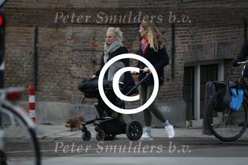 Amsterdam 8 december 2015
Lieke v Lexmond wandelend met zoon Vik en haar moeder op straat in Amsterdam.