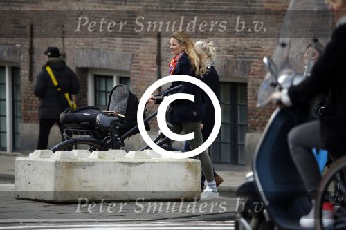 Amsterdam 8 december 2015
Lieke v Lexmond wandelend met zoon Vik en haar moeder op straat in Amsterdam.