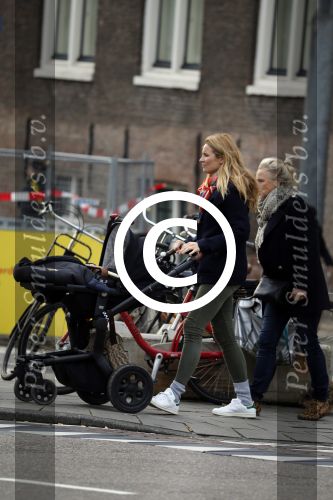 Amsterdam 8 december 2015
Lieke v Lexmond wandelend met zoon Vik en haar moeder op straat in Amsterdam.