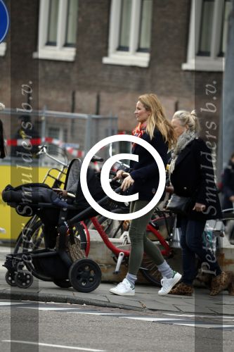 Amsterdam 8 december 2015
Lieke v Lexmond wandelend met zoon Vik en haar moeder op straat in Amsterdam.