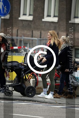 Amsterdam 8 december 2015
Lieke v Lexmond wandelend met zoon Vik en haar moeder op straat in Amsterdam.