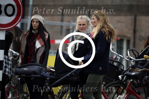 Amsterdam 8 december 2015
Lieke v Lexmond wandelend met zoon Vik en haar moeder op straat in Amsterdam.