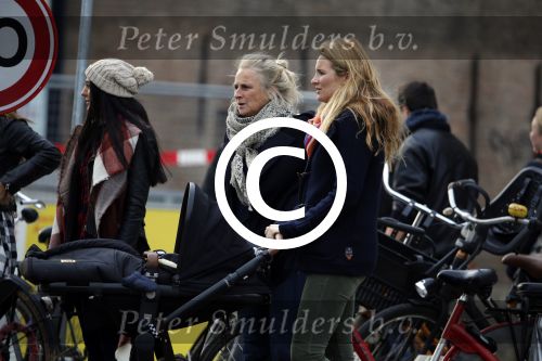 Amsterdam 8 december 2015
Lieke v Lexmond wandelend met zoon Vik en haar moeder op straat in Amsterdam.