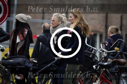 Amsterdam 8 december 2015
Lieke v Lexmond wandelend met zoon Vik en haar moeder op straat in Amsterdam.