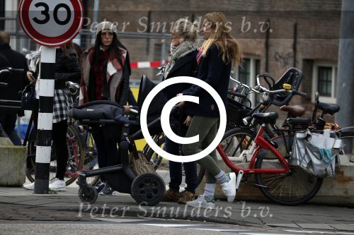 Amsterdam 8 december 2015
Lieke v Lexmond wandelend met zoon Vik en haar moeder op straat in Amsterdam.